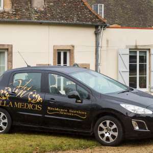 Voiture Villa Médicis qui transporte les résidents des villas