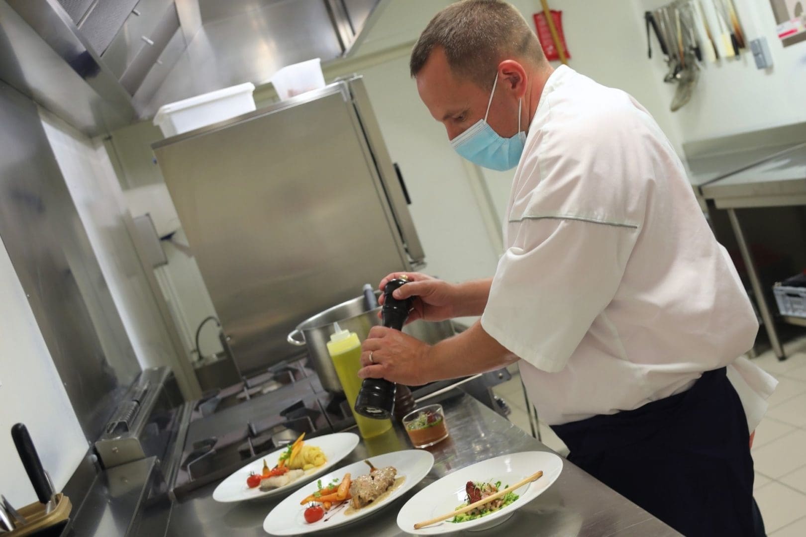 Chef cuisinier Résidence services senior France, cuisinier qui sale ses plats