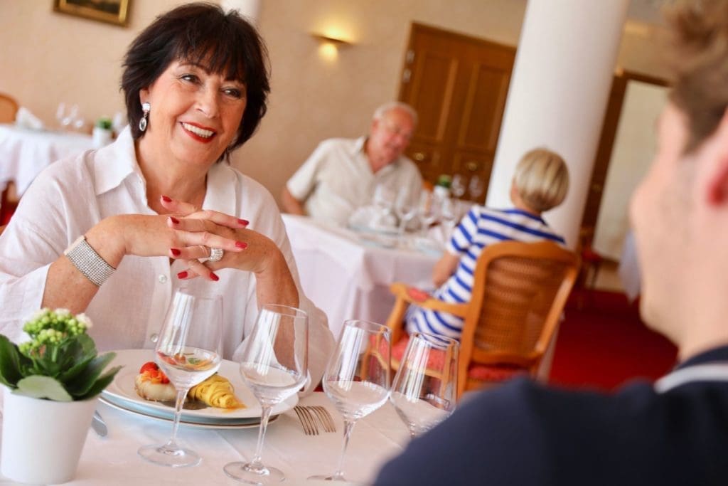 Résident assis à la table du restaurant Résidence senior Beaune