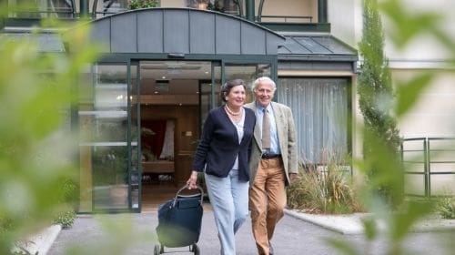 Location résidence senior moment de jeu et d'amitié à la Villa Médicis