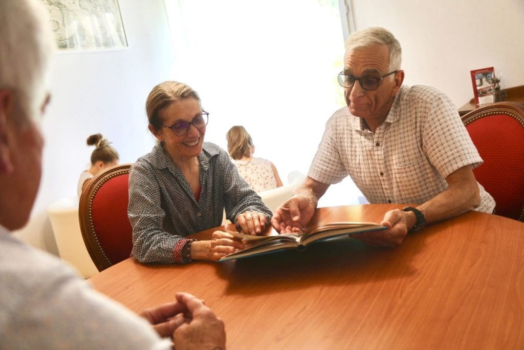 Le personnel de la Villa Médicis livre un colis à une résidente - Appartements pour seniors