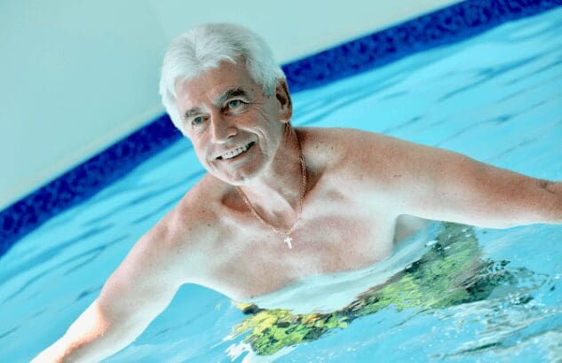 Résidents faisant de l'aquagym dans une des résidence services senior avec piscine Villa Médicis