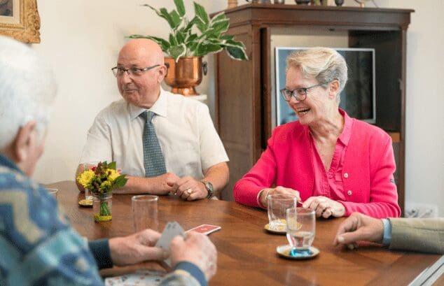Des résidents de la résidence services senior Villa Médicis construisent ensemble une crèche en pain d'épices