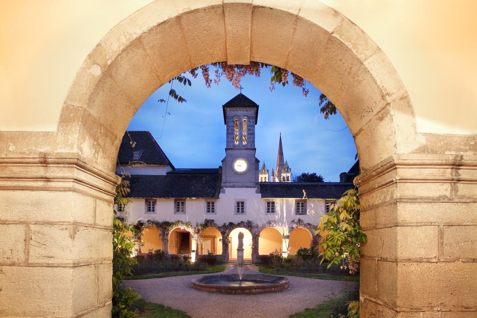 Charme des veilles pierres dans la cour de la résidence senior Autun