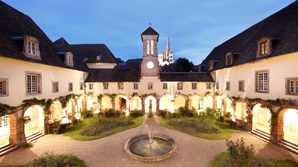 Belle cour de la résidence services Autun