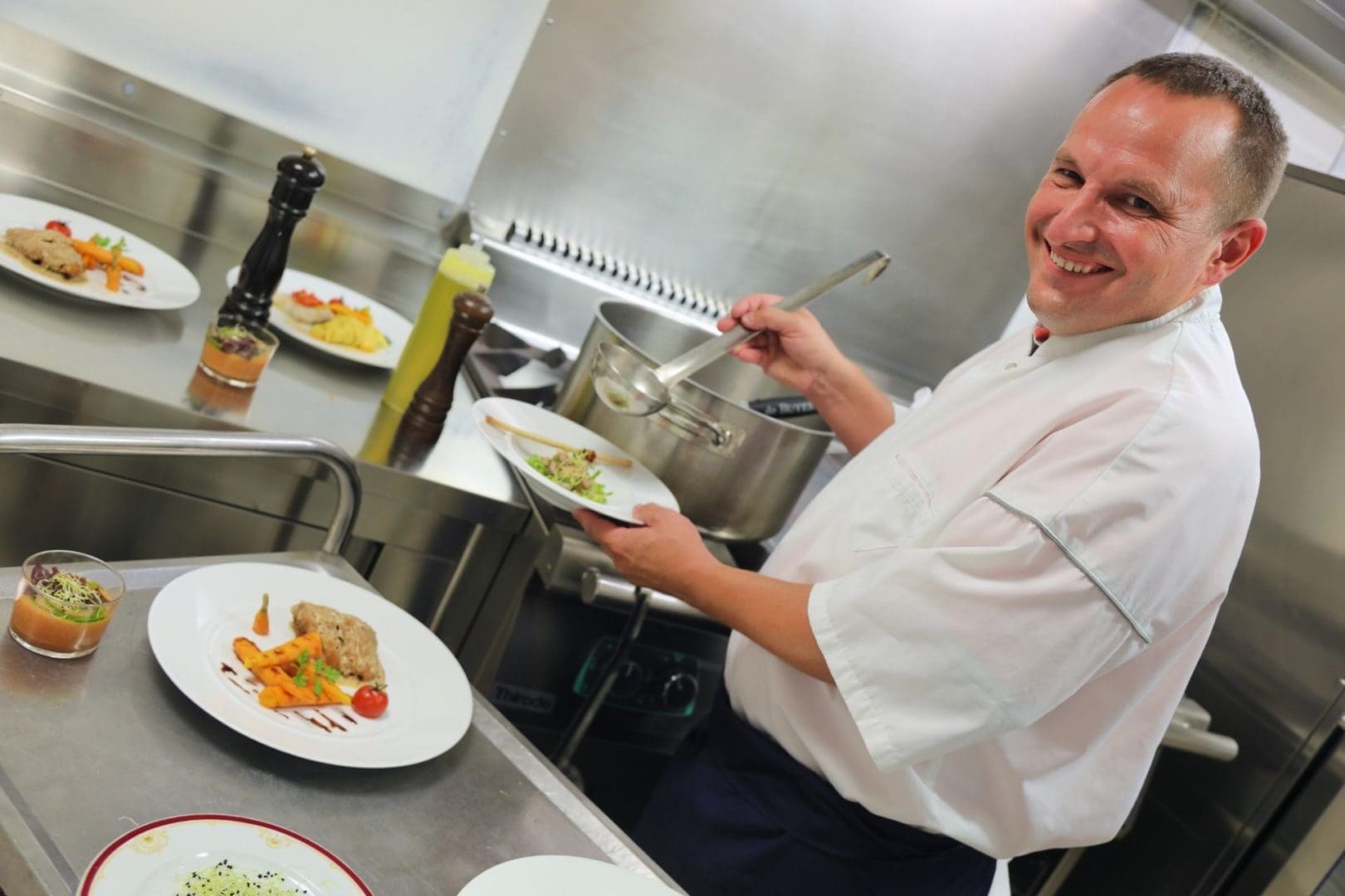 Restaurant Villa Médicis Résidence senior Beaune, jeune homme de préparer un plat