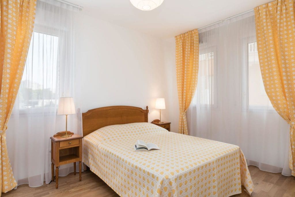 Chambre avec lit double Résidence senior Villa Médicis