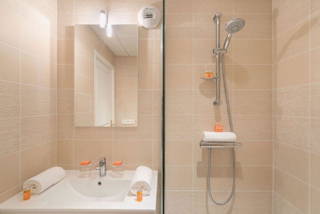 Salle de bain Villa Médicis Salle de bains dans appartement résidence senior