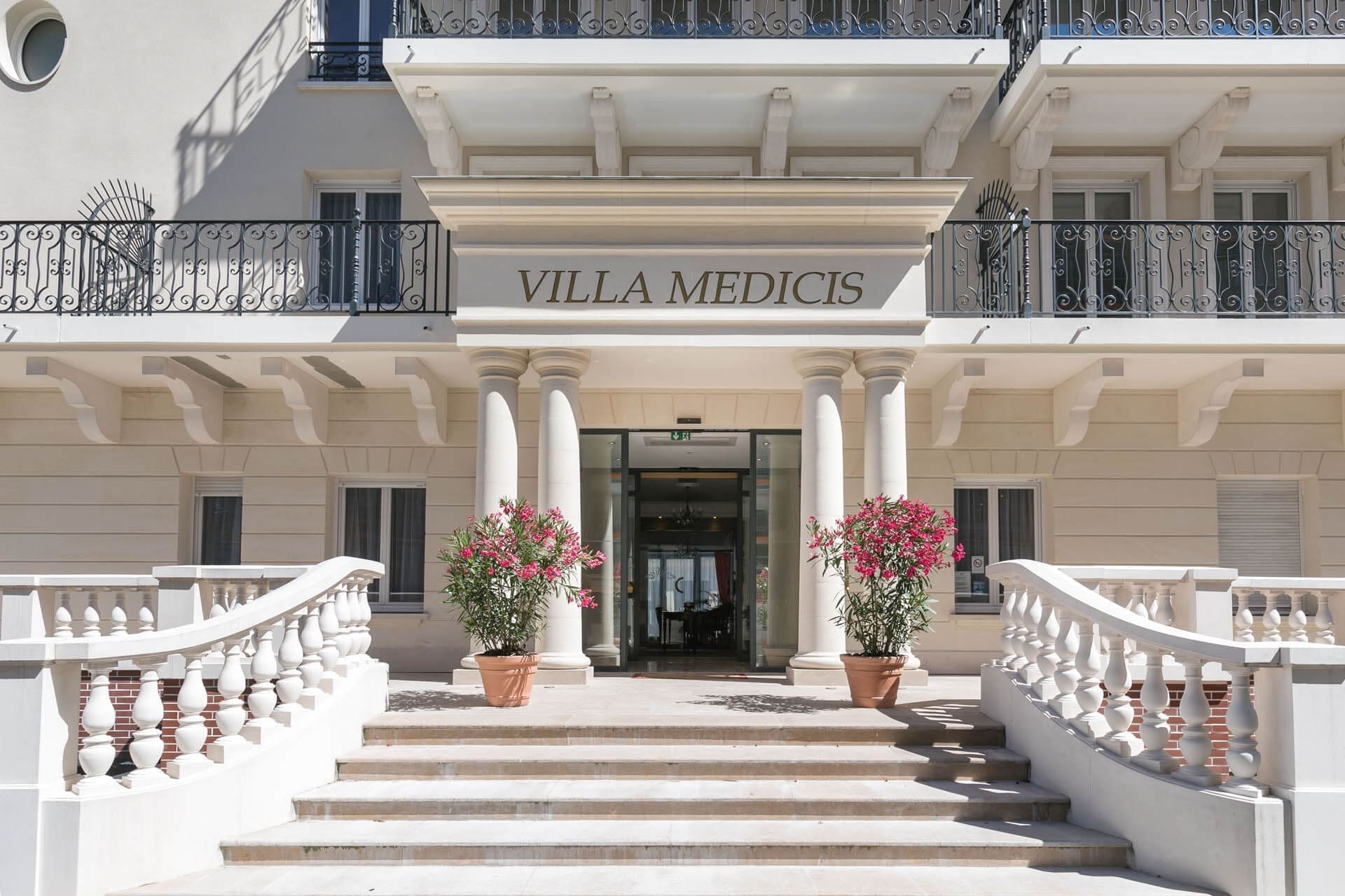 Entrée dans une des résidences Villa Médicis - Vue extérieure de la façade avec le nom de Villa Médicis