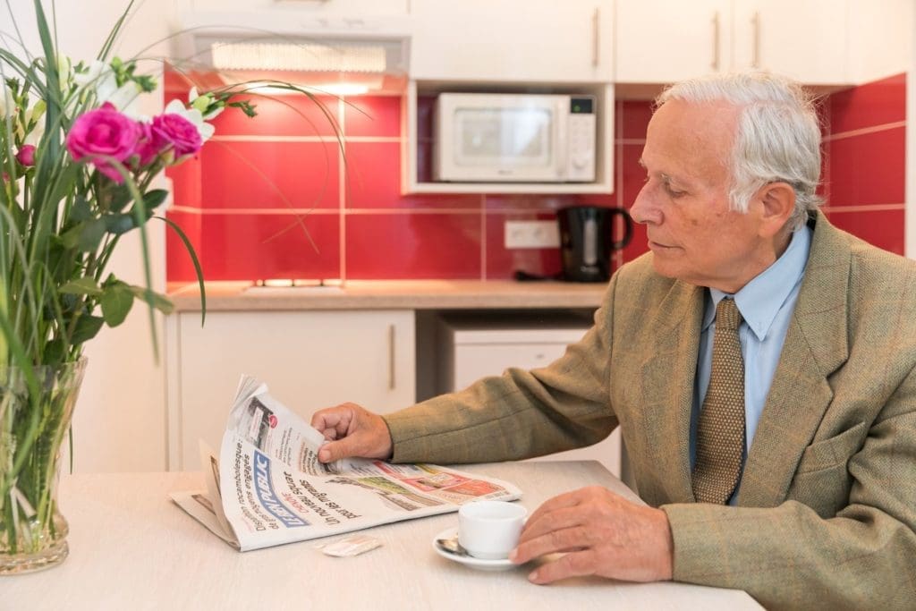Résidences pour personnes âgées - Une résidente serre la main à un directeur d'une des villas