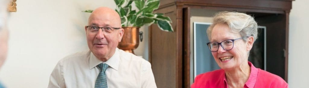 Un fils et son père discutent au sein du salon des résidences Villa Médicis Location résidence senior