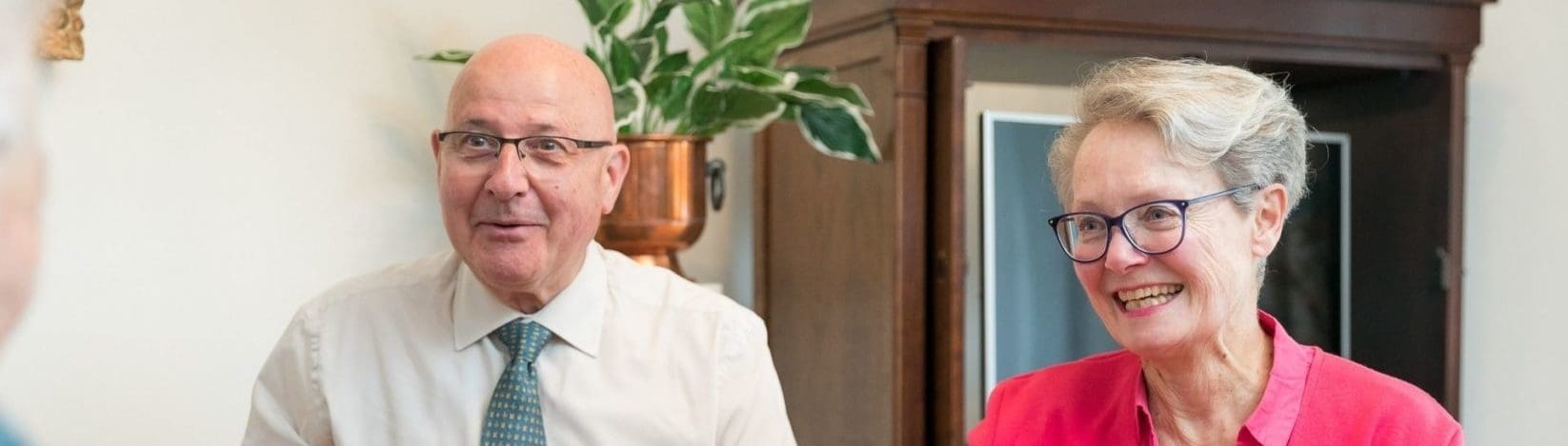 Un fils et son père discutent au sein du salon des résidences Villa Médicis Location résidence senior