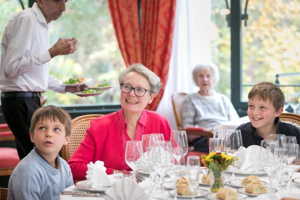 Restaurant senior Petits enfants avec grand-mère