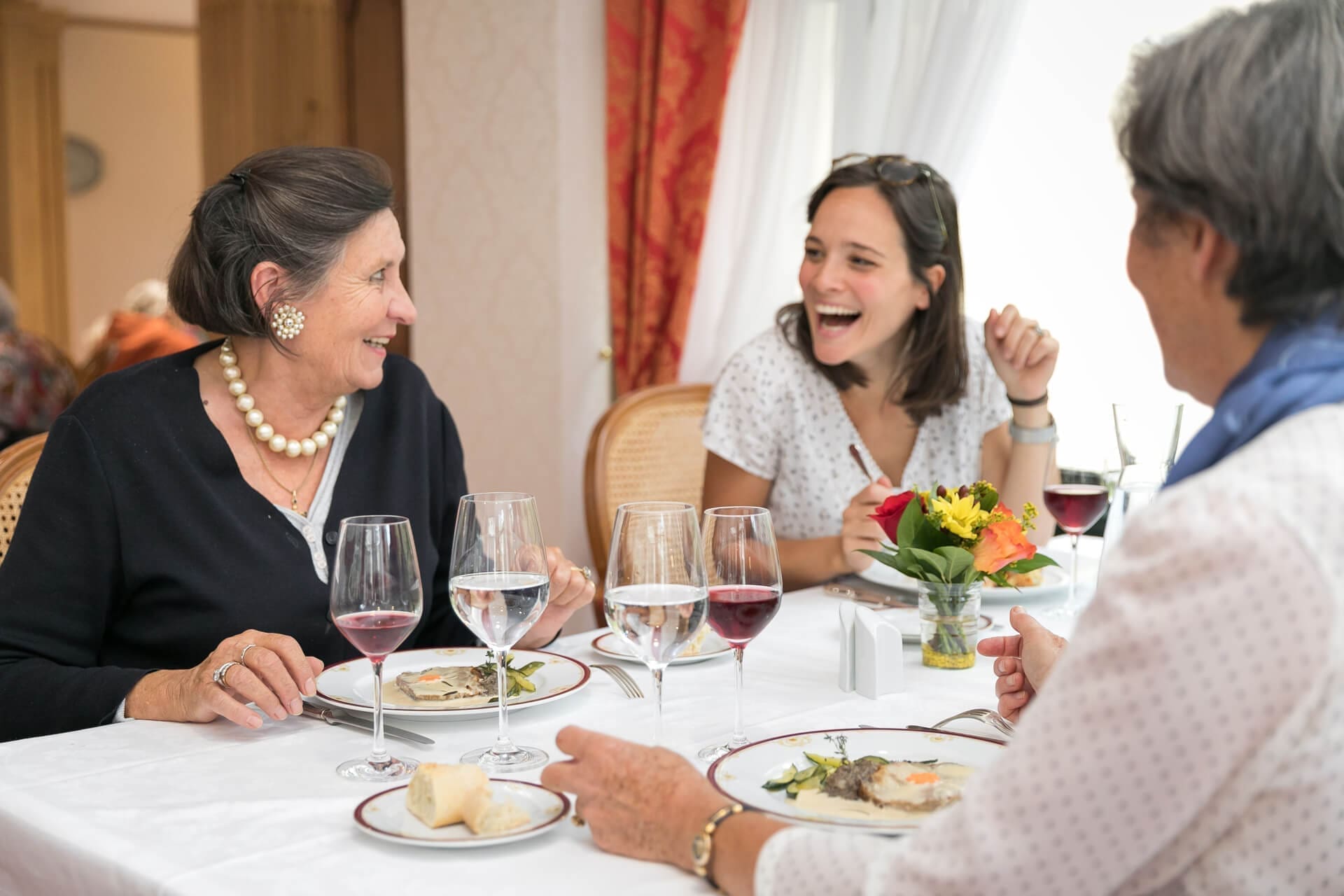 Résidences pour personnes âgées - moment en famille au restaurant gastronomique