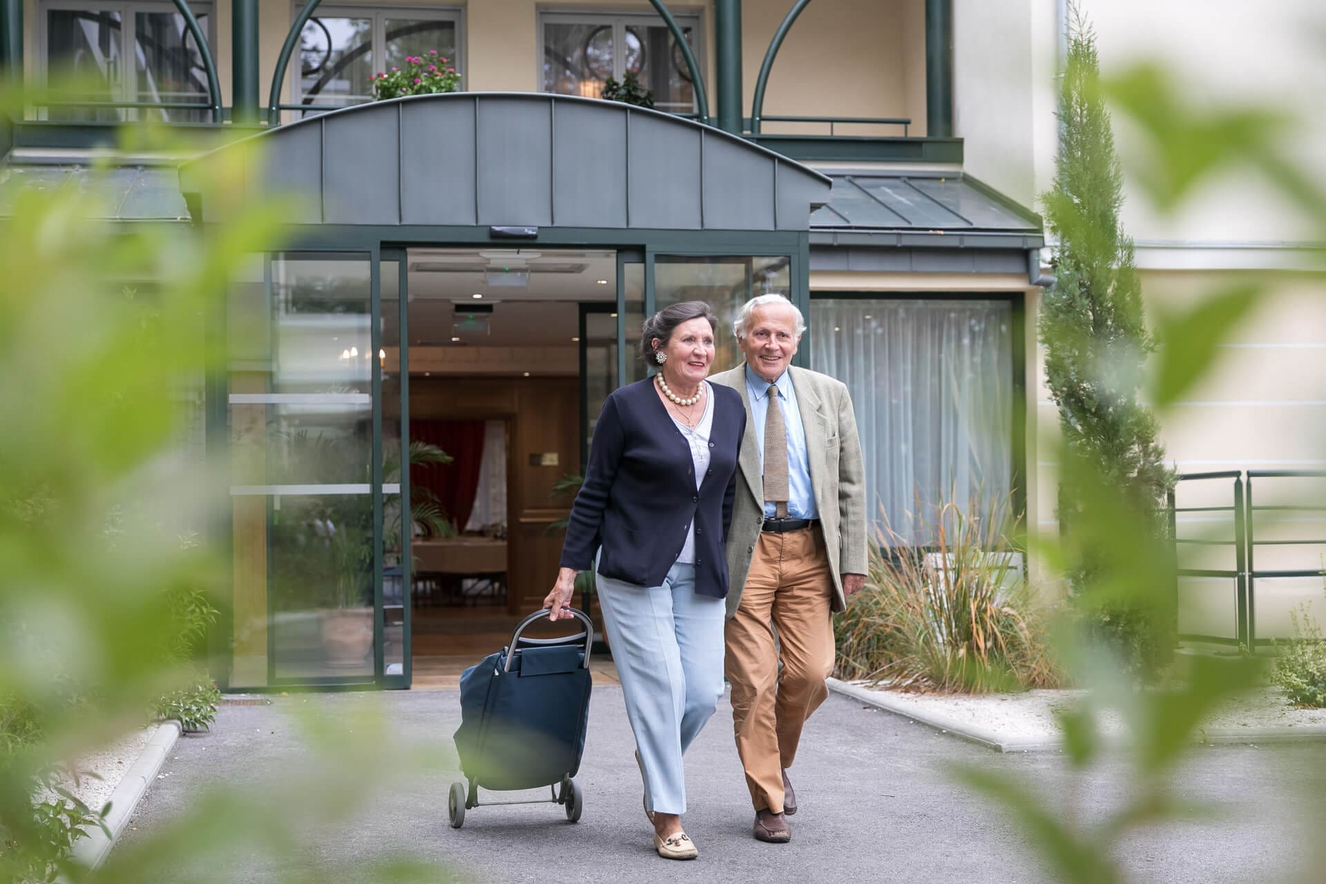 Résidence service senior - Personnes âgées se dirigeant au marché Résidence service senior - Personnes âgées se dirigeant au marché