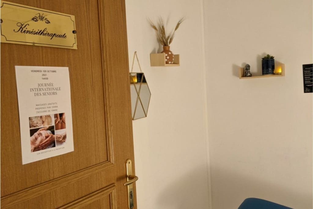 Consultation de l'infirmière appartement résidence service senior