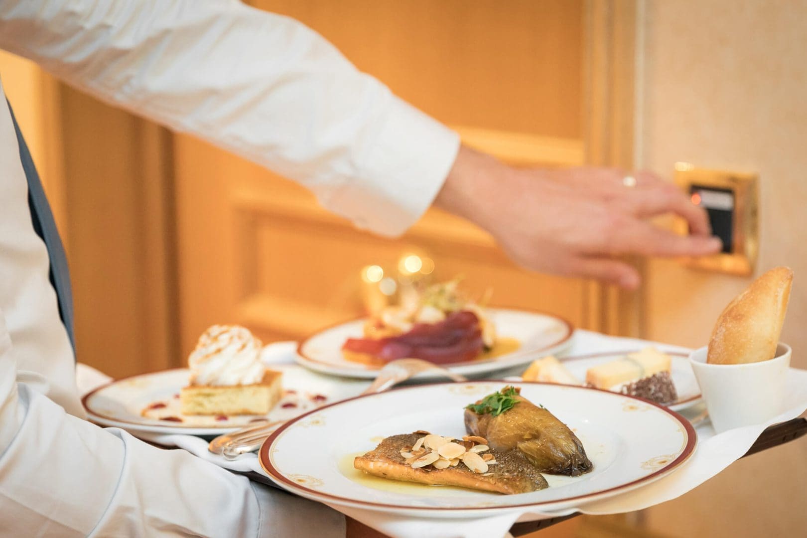Service Résidence senior Restaurant - Serveurs avec plats