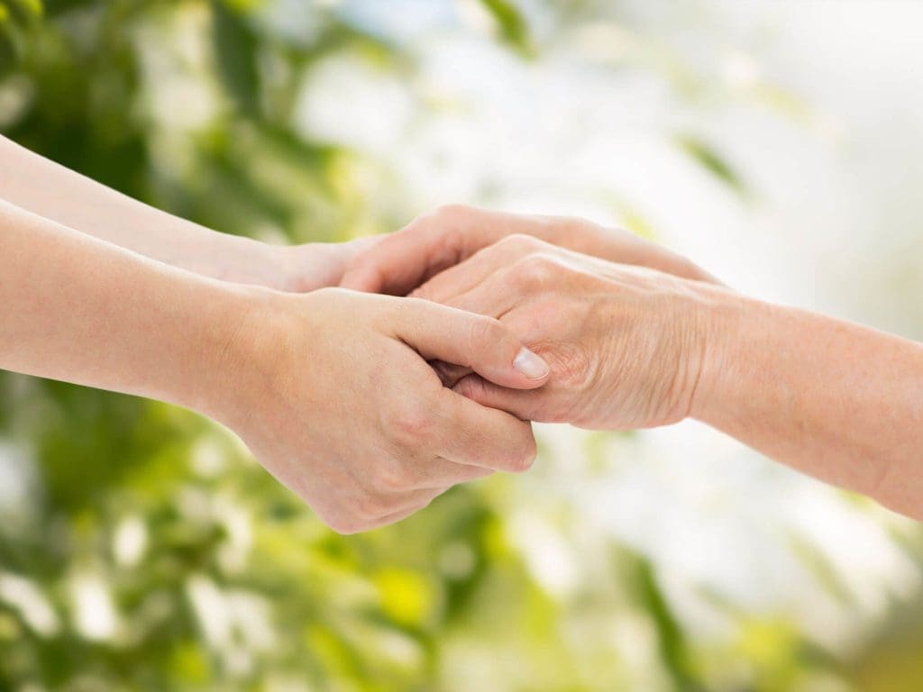 Résidence services senior, un service adapté à chaque personne, mains tenant une autre main