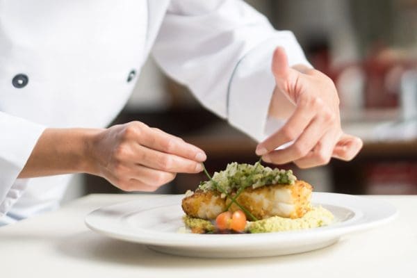 Préparation culinaire à la résidence services senior Villa Médicis