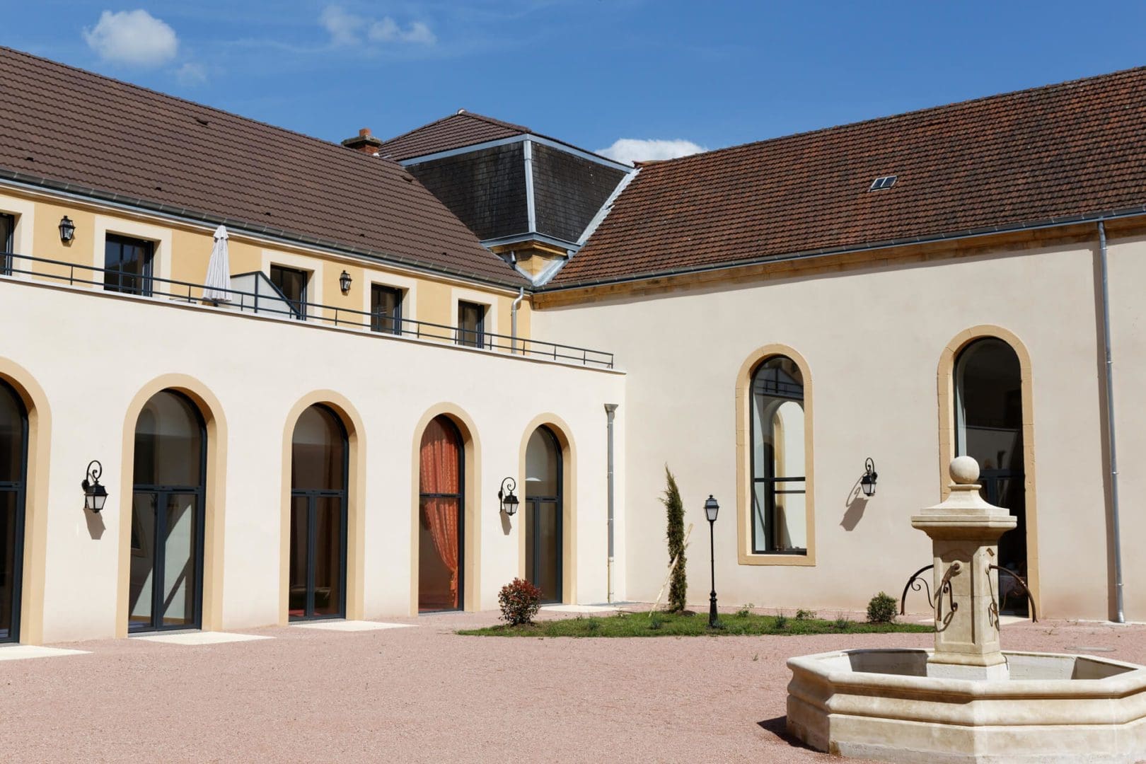 Cour extérieure de la Résidence senior Paray Le Monial