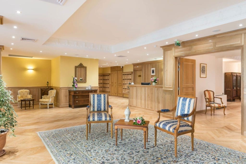 Belle vue sur le salon de la résidence senior Dijon - Villa Médicis Petites Roches