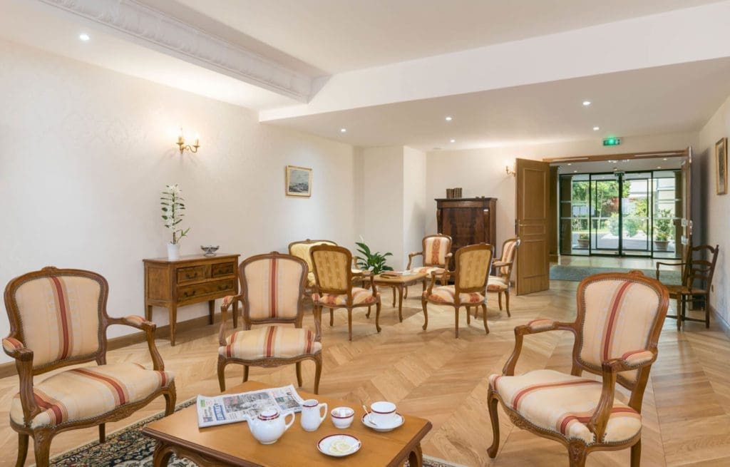 Salle de détente de la résidence senior Dijon Villa Médicis