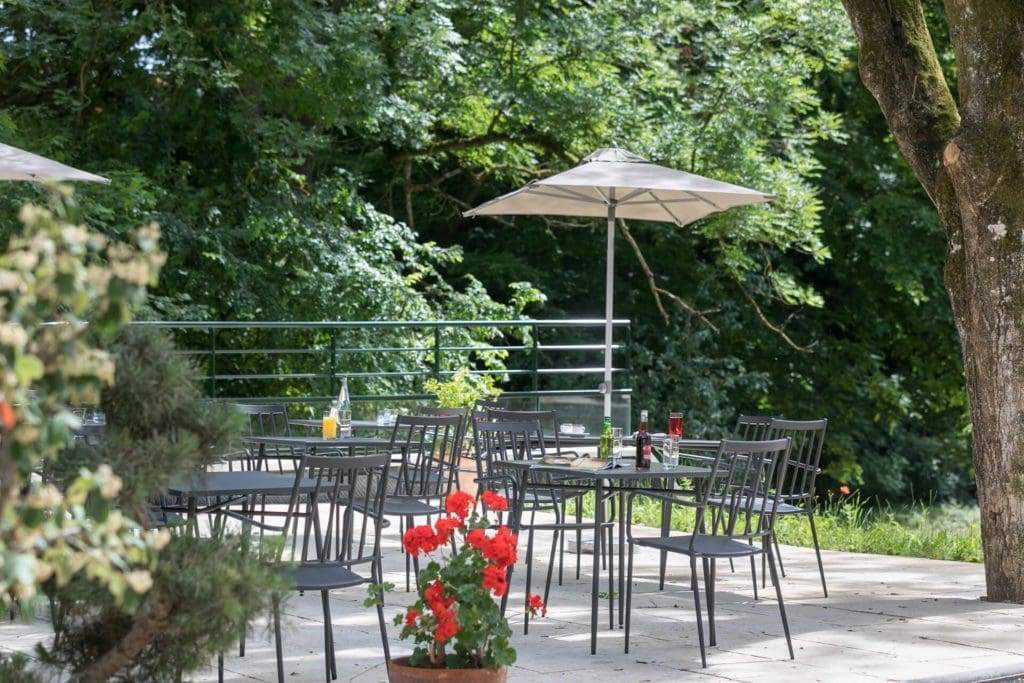 La belle terrasse fleurie de la résidence senior Dijon - Villa Médicis