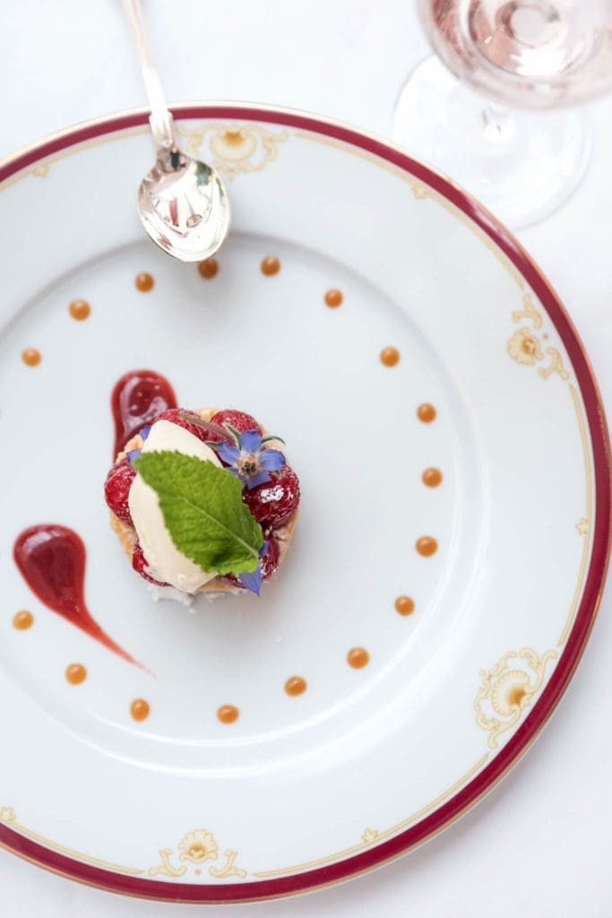Présentation élégante et gourmande d'un dessert du restaurant Villa Médicis