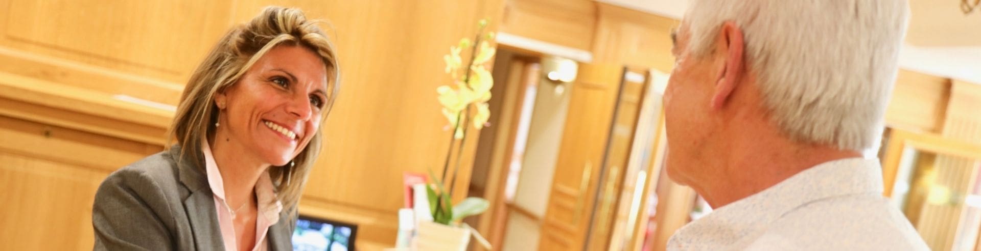 Couple heureux de seniors accueillis à la résidence services Villa Médicis