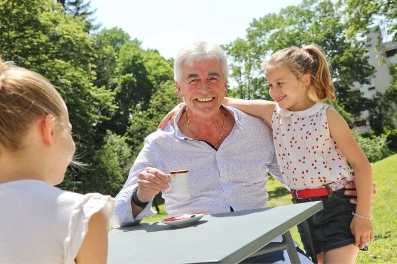 Un des directeurs des Villa Médicis salue une résidente dans une des résidences pour personnes âgées