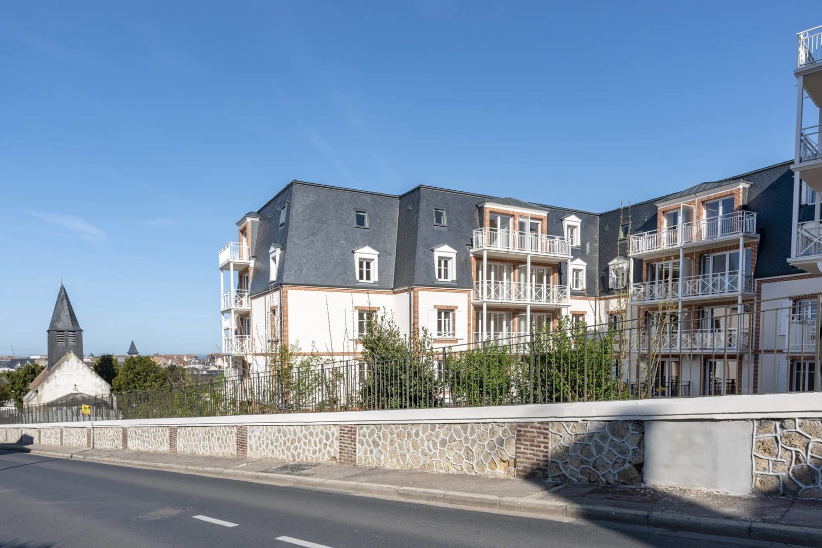 Vue de l'extérieur de la Résidence senior Trouville, Villa Medicis Trouville