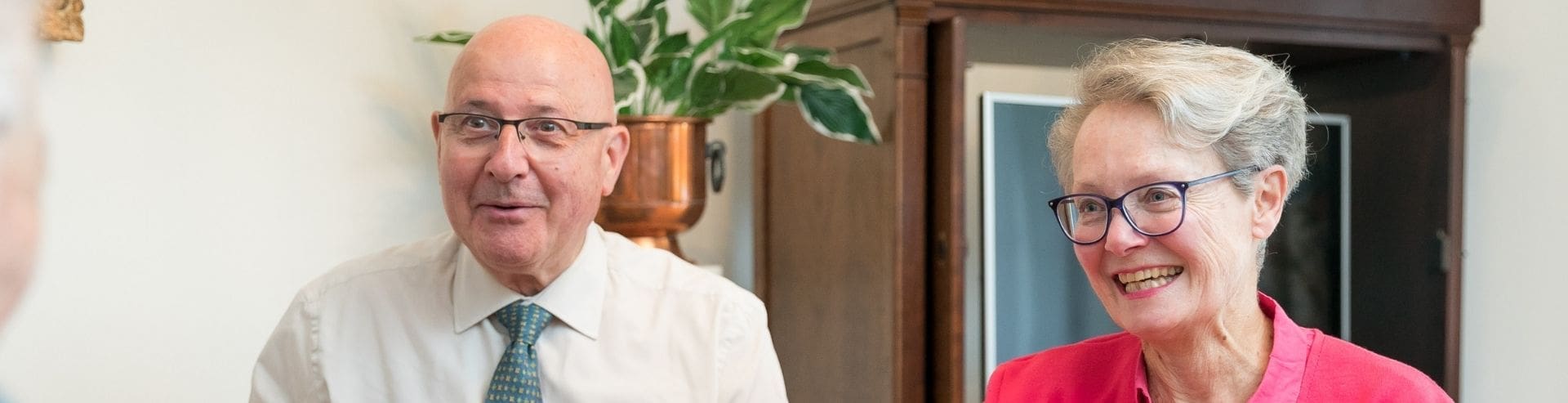 Solution d'hébergement pour seniors - des résidents prennent le thé ensemble