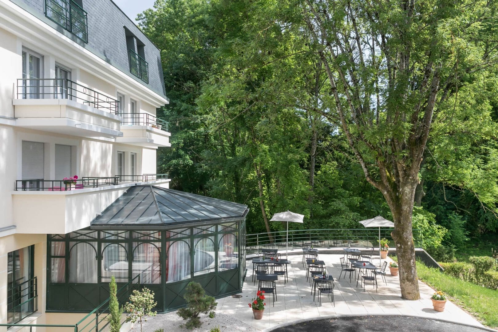 Découvrez la terrasse et le jardin de la résidence senior Dijon Villa Médicis - Petites Roches