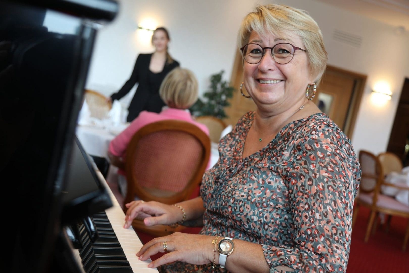 Résidente qui joue du piano à la Résidence service sénior Villa Médicis