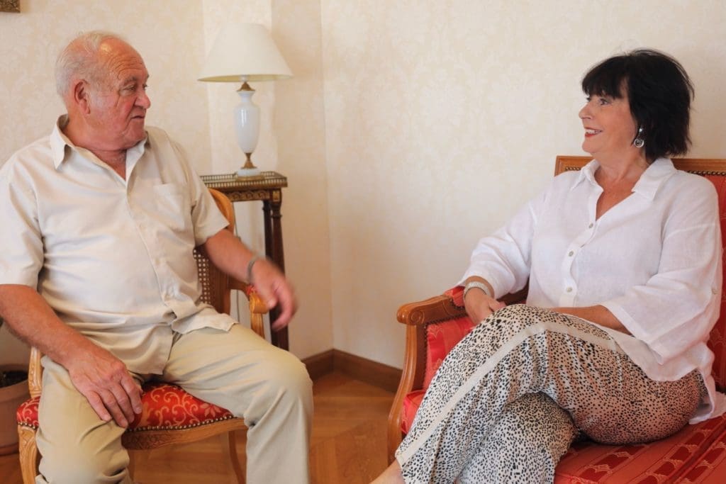 Résidents qui discutent à la Villa Médicis, résidence sénior