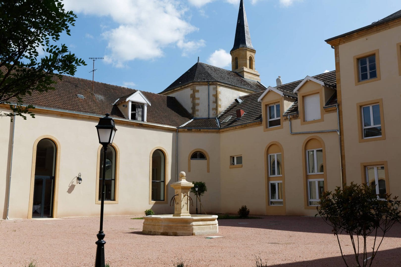 Vue extérieure de la Résidence senior Paray-le-Monial Villa Médicis