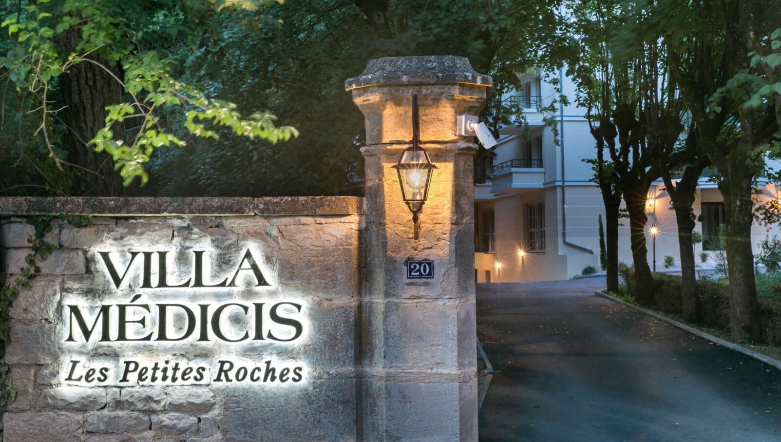 Devanture Nuit Villa Médicis Dijon - Petites Roches